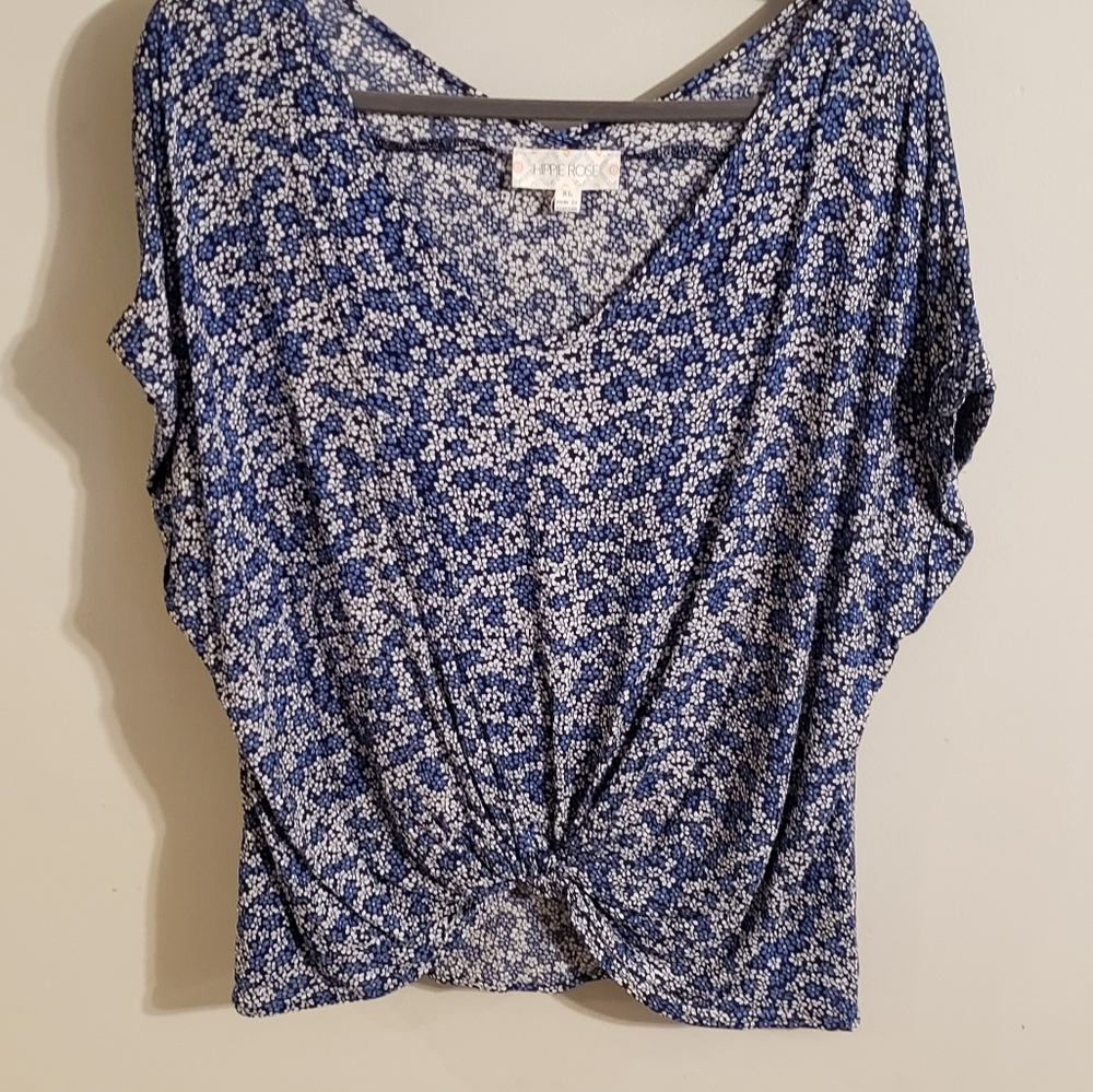 XL Hippie Rose short sleeved blue floral top with twisted cropped front.